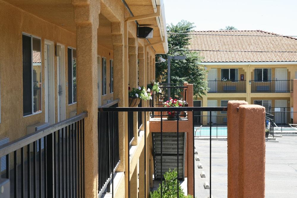 Econo Lodge Inn & Suites Lodi - Wine Country Area Bagian luar foto