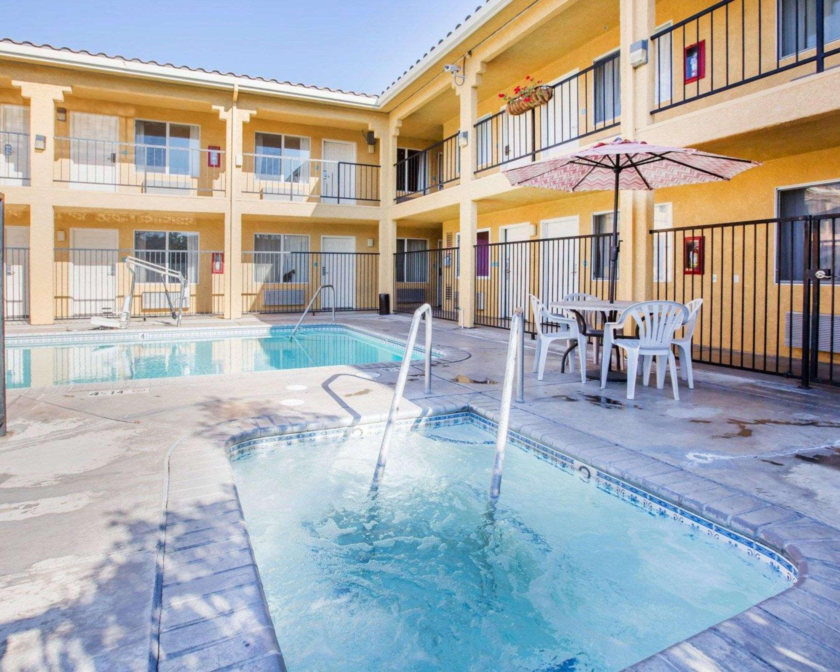 Econo Lodge Inn & Suites Lodi - Wine Country Area Bagian luar foto