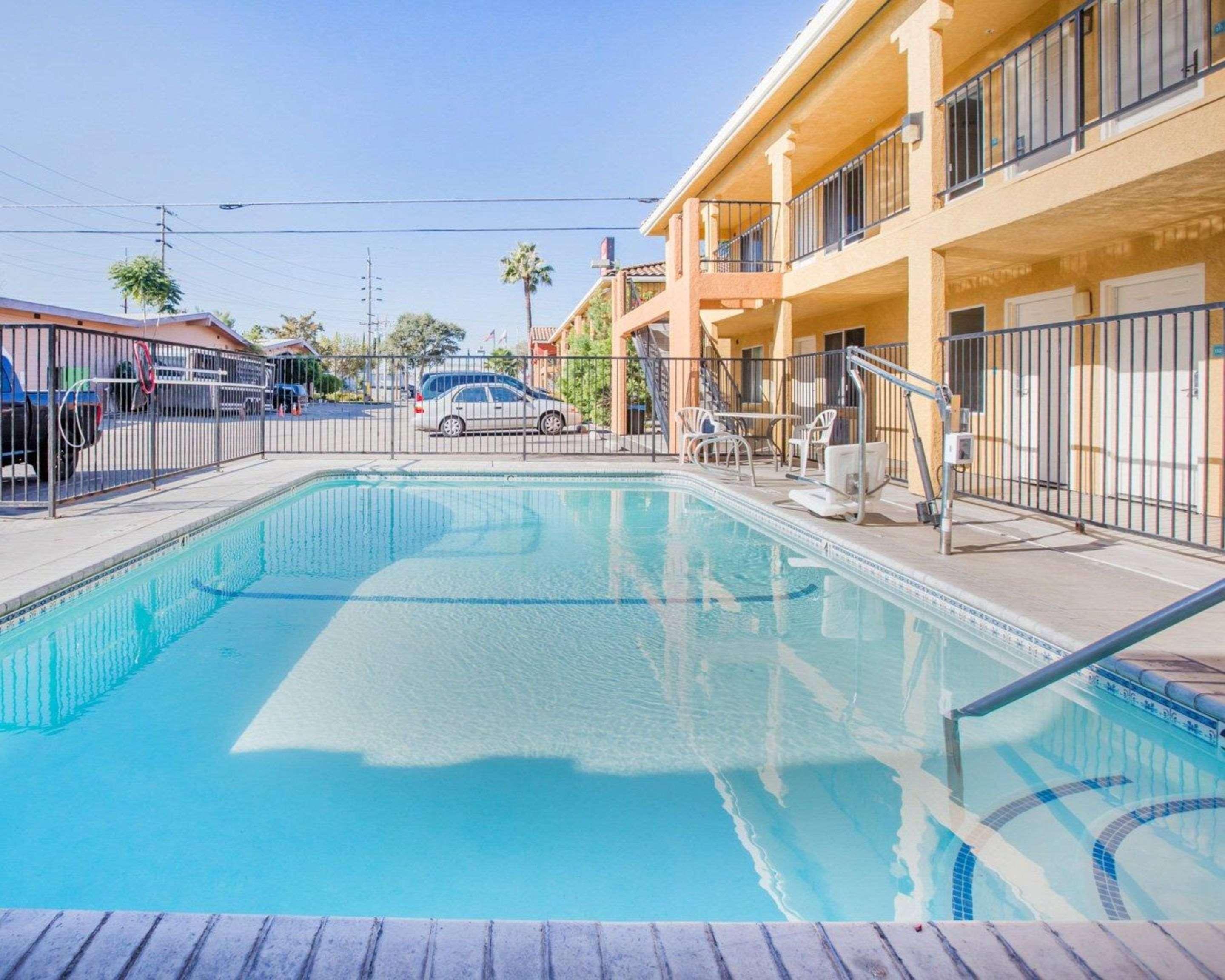 Econo Lodge Inn & Suites Lodi - Wine Country Area Bagian luar foto